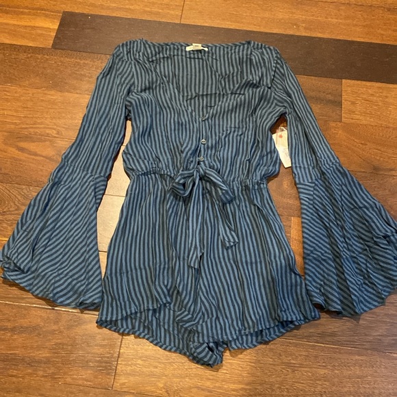 Billabong sitting pretty romper medium NWT - Picture 4 of 4